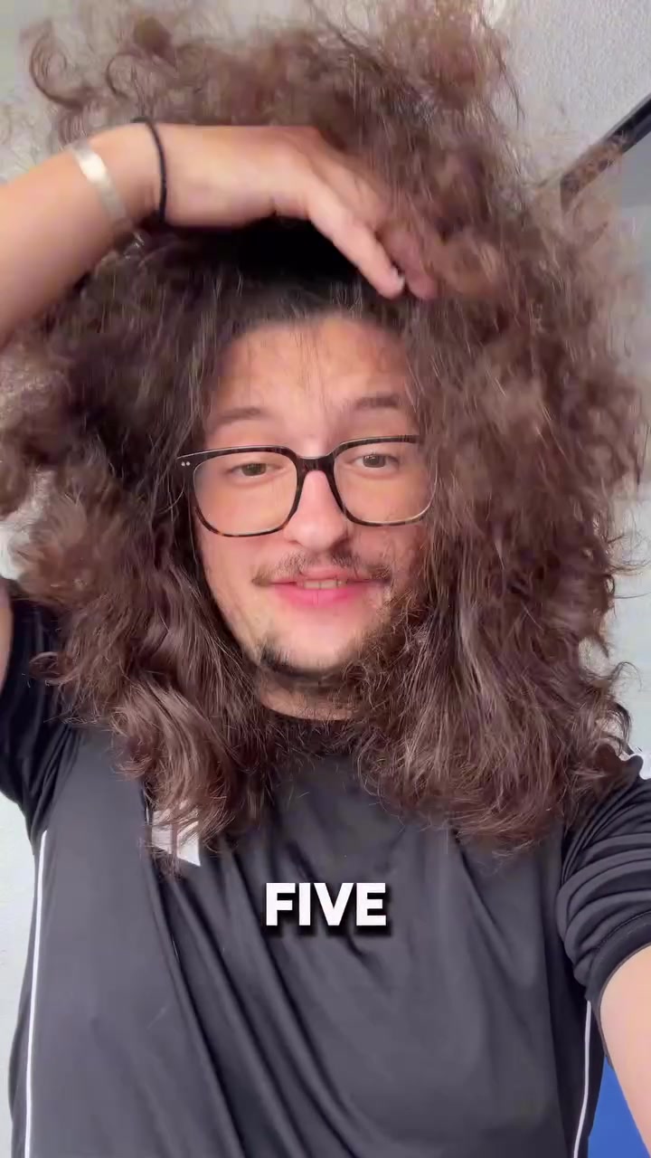 凌乱无比！曼联英超首轮失利，球迷“蓄发哥”已688天未理发